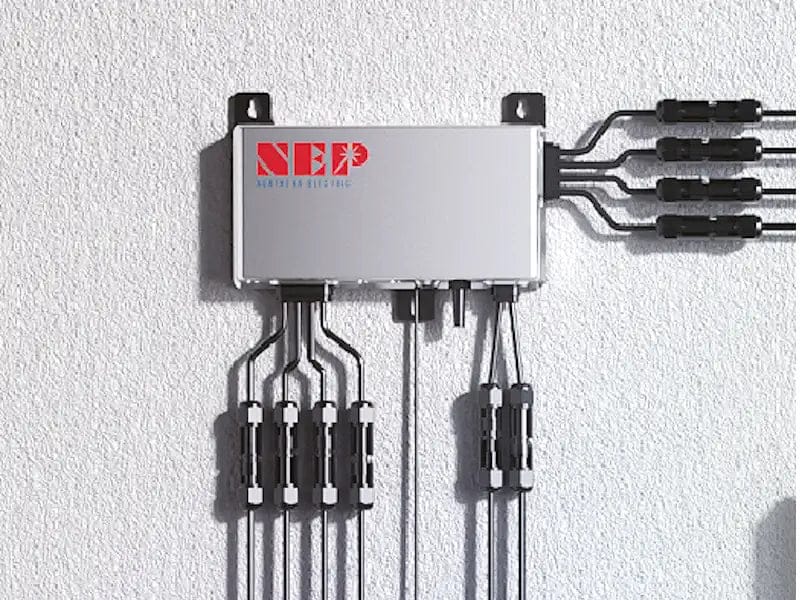 Balkonkraftwerk mit 900/ 600 Watt und 2,7 KWh Batteriespeicher