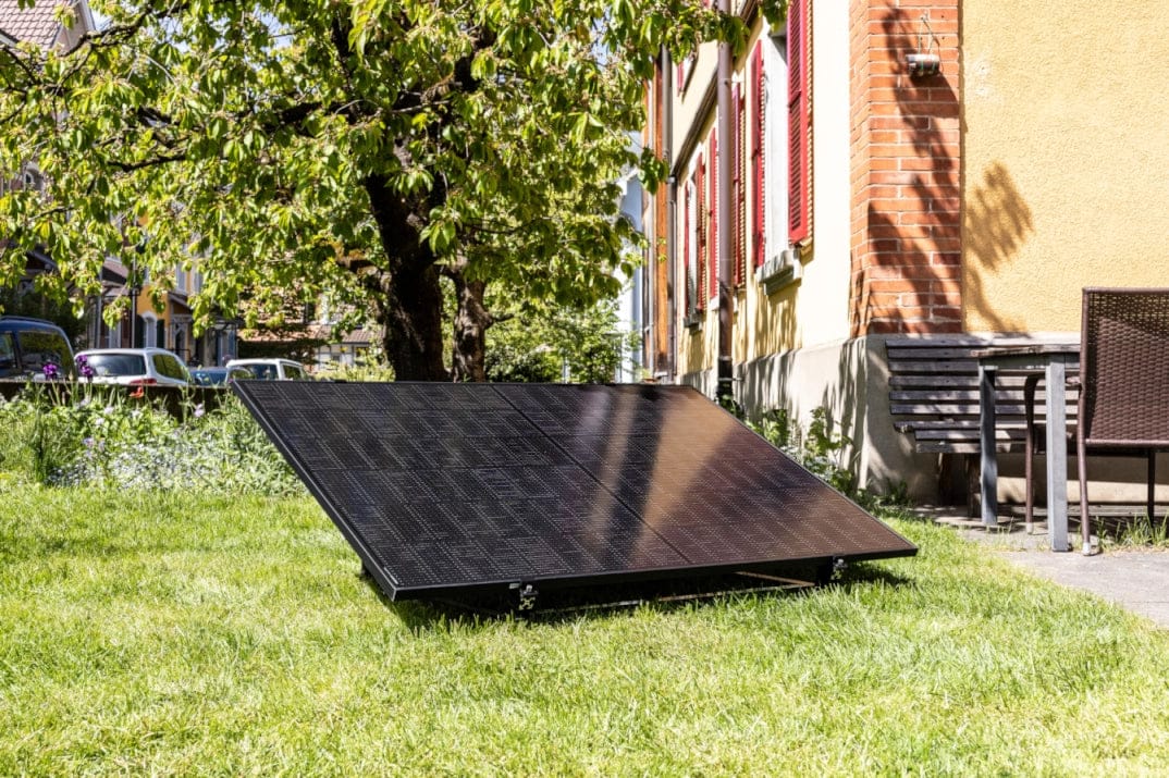 Balkonkraftwerk 600/445 Watt für die Terrasse mit Ständer